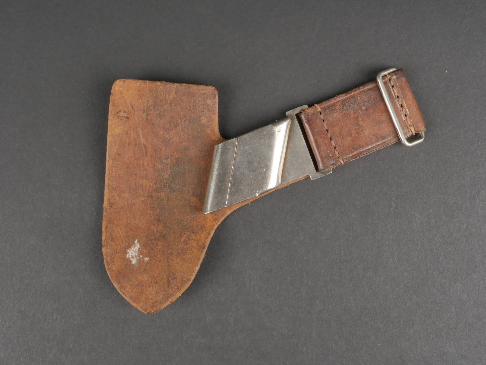 Attache dague RAD. RAD dagger clip.: Attache de dague RAD. En metal et cuir, incomplete. Mousqueton fonctionnel, marque Ges Gesch OLc. Patte den cuir marquee Otto Sindel Berlin 1938. A noter une certaine usure et patine de la piece. Etat