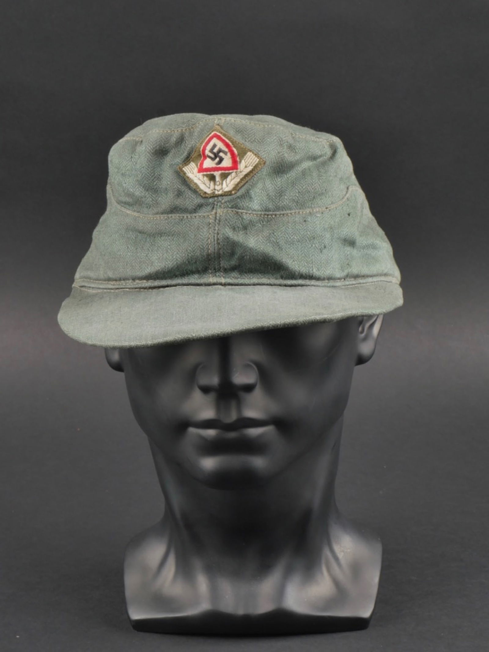 casquette RAD. German RAD cap.: casquette RAD. En tissu treillis Feldgrau. Insigne RAD tisse et monte machine. Interieur double en tissu marron. Marquages 58 1943 0/0250/0906. Tampon RAD illisible. A noter une certaine usure et pati