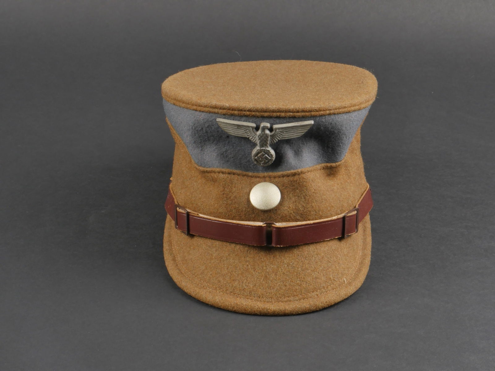 Kepi SA. German SA cap.: Kepi Sa. En drap kaki. Bandeau en drap gris, typique des SA Gruppe des Sudetes. Bouton en metal grenele argent. Aigle metallique. Les insignes n'ont pas ete demontes afin de verifier les attaches. Fau