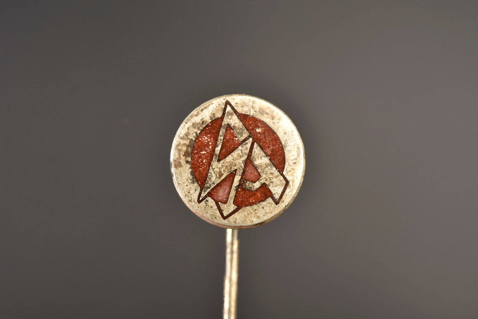 Epinglette SA. German SA pin's.: Epinglette de cravate SA. En metal, insigne SA peint, quelques traces d'oxydation. Attache visiblement recollee. Sans marquages visibles. A noter une certaine usure et patine de la piece. Etat II+. SA