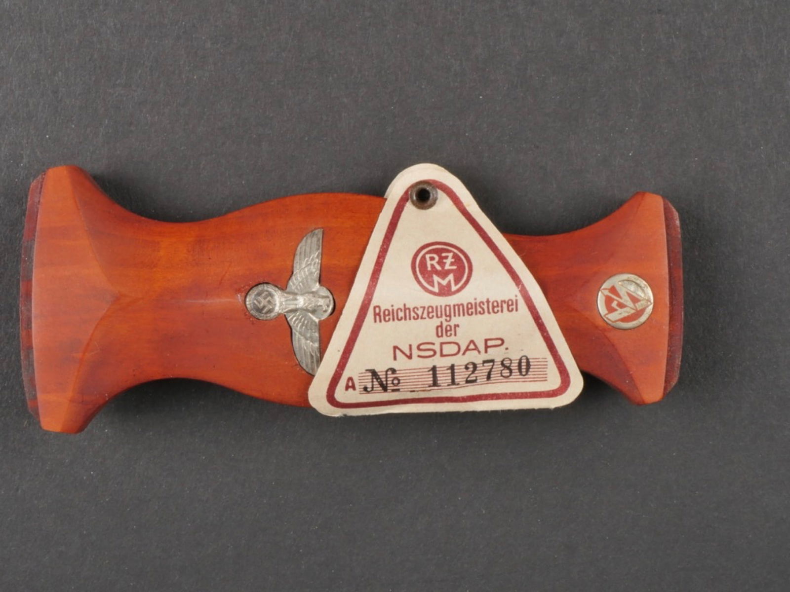 Poignee de dague SA. SA dagger handle.: Poignee de dague SA. En bois marron. Insigne SA et aigle montes d'origine. Jamais montee sur une dague. Etiquette marquee SA Dienstdolch nach Vorschrift. code fabricant absent. Etiquette RZM numero 11