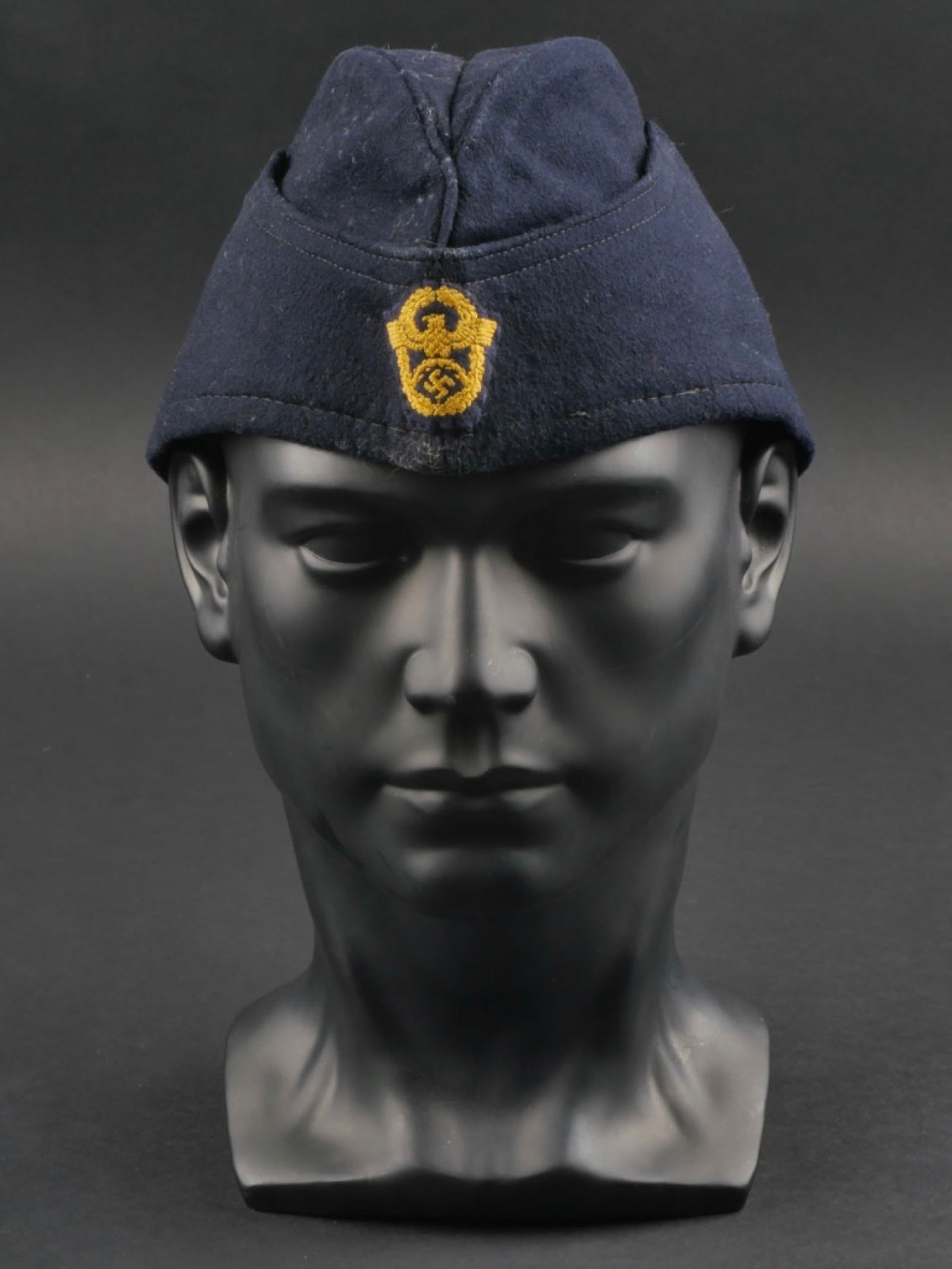 calot Wasserschutzpolizei. Wasserschutzpolizei cap.: calot Wasserschutzpolizei. En drap bleu marine. Insigne brode couleur or, sur fond bleu marine, monte main. Interieur double en tissu bleu marine. Etiquette nominative vierge. Taille 21. A noter une c