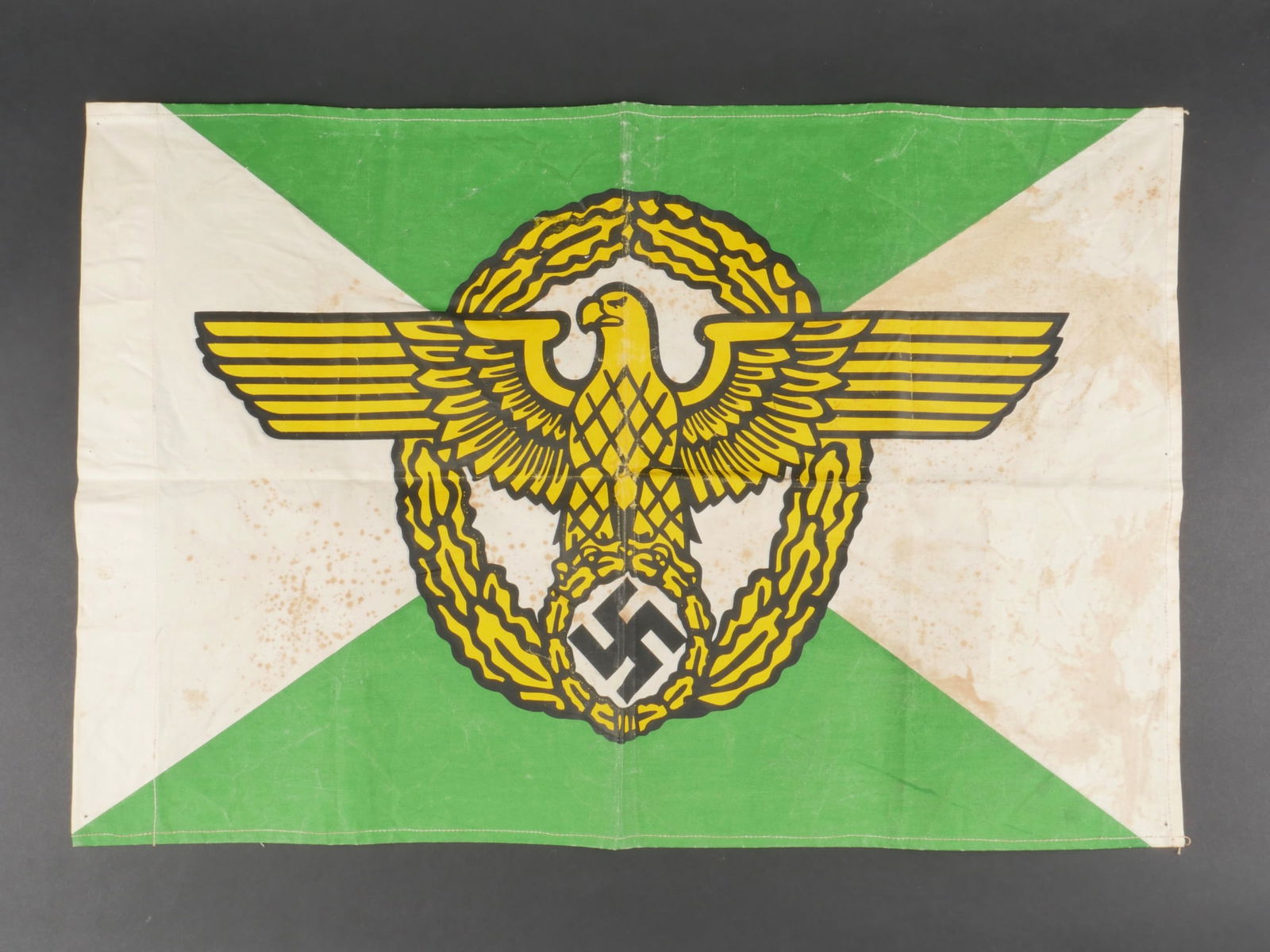 Drapeau Wasserschutzpolizei. Wasserschutzpolizei flag.: Drapeau Wasserschutzpolizei. Modele imprime sur un tissu impermeabilise blanche et verte. Bel aigle de la Wasserschutzpolizei imprime. Biface. Marquages carl Henkel Bielefeld, reste du marquage illisi