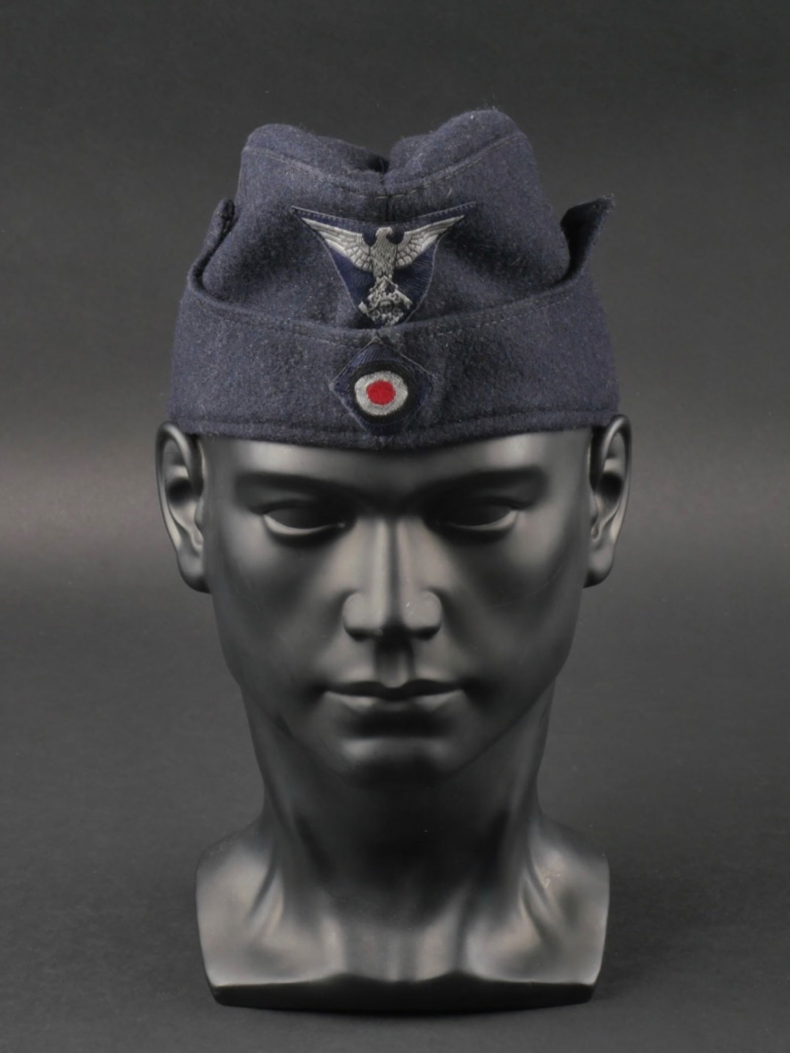 calot Teno. German Teno cap.: calot du Teno. En drap de laine noir ou bleu marine. Insigne du Teno et cocarde Bevo, montes machine. Interieur double en tissu impermeabilise bleu, logo du Teno present. A noter une certaine usure et