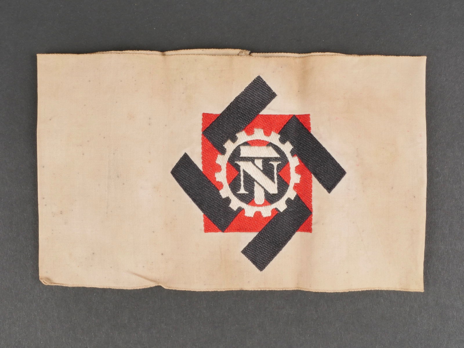 Brassard TENO. German Teno armband.: Brassard du Teno. En tissu coton blanc. Insigne du Teno tisse. Marquages au dos Ges Gesch H1F. A noter une certaine usure et patine de la piece, ainsi que des taches. Etat II+. Teno armband. White cot