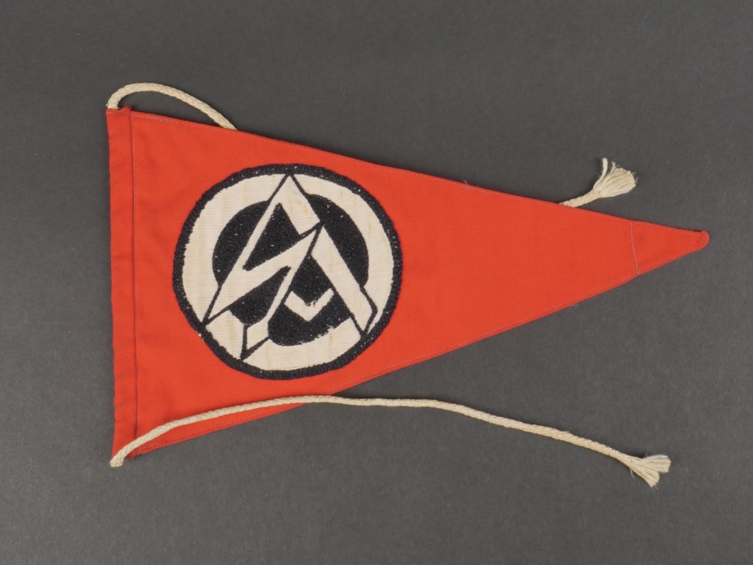Fanion SA. German SA pennant.: Fanion SA. En tissus coton rouge. Insigne SA, broderie en relief. Biface. Les attaches sont prÃ©sentes. Dimensions 15 x 26 cm. A noter une certaine usure et patine de la piÃ¨ce. Etat II+. SA penna