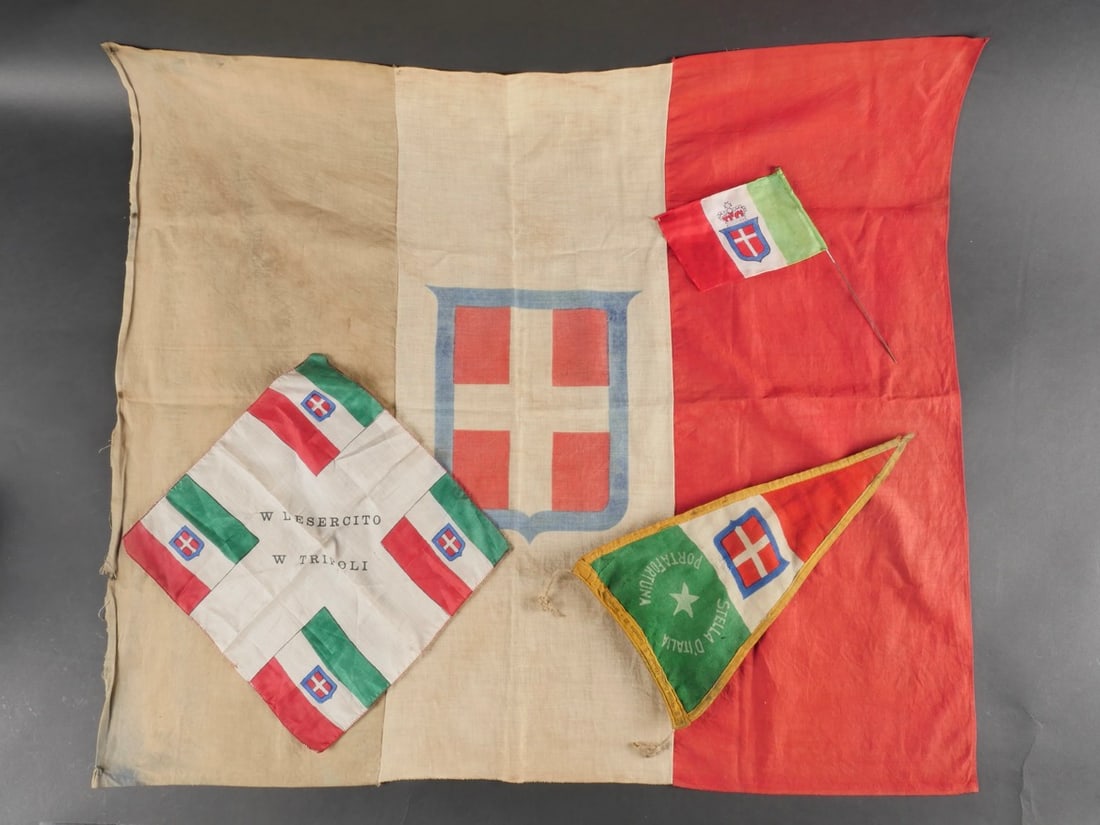 Lot de drapeaux et fanions. Lot of flags and pennants.: Lot de drapeaux et fanions. Comprenant un drapeau italien du royaume de Savoie, un fanion triangulaire des orphelins de guerre, un mouchoir et un drapeau patriotique. Etat II+. Lot of flags and pennan