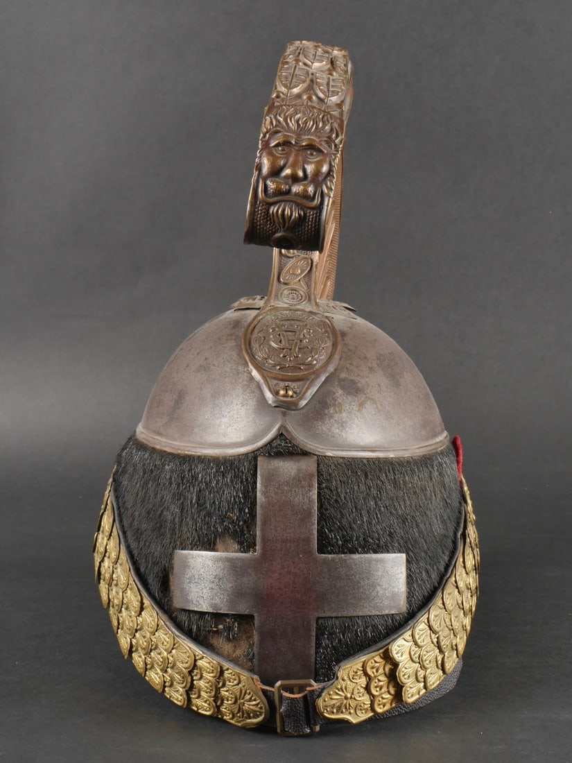 Casque de troupe des Dragons. Dragons troop helmet.: Casque de troupe des Dragons. Avec son bandeau en peau de phoque, jugulaires a ecailles, insigne frontal a la croix de Savoie, cocarde en tissu, cimier et medaillon du regne de Victor-Emmanuel III, in