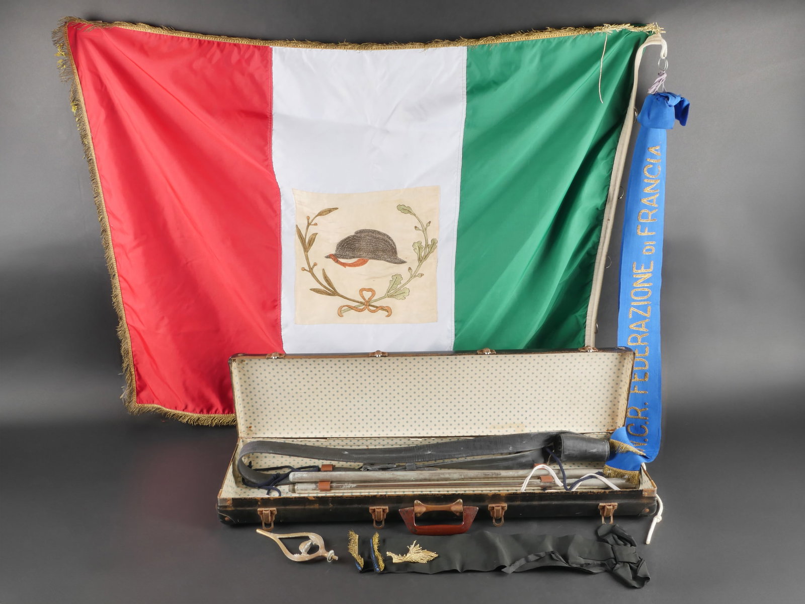 Drapeau de l’Association Nationale des Combattants et Reservistes de la Federation de France. Flag: Drapeau de l’Association Nationale des Combattants et Reservistes de la Federation de France. Complet dans sa valise avec sa cravate, le baudrier porte-drapeau, la hampe en trois morceaux, la pointe