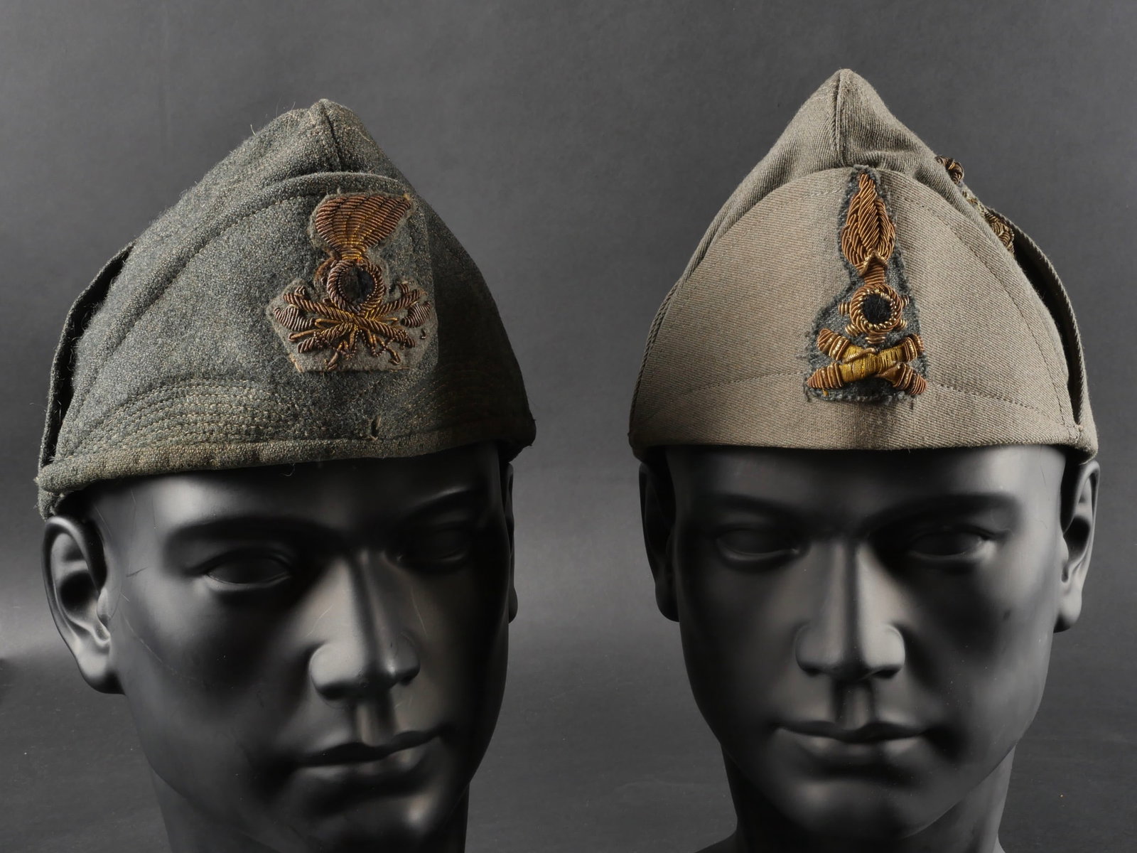 Deux calots d’officier de l’armee Royale italienne. Two Royal Italian Army officer s caps.: Deux calots d’officier de l’armee Royale italienne. Deux Bustina en drap gris-vert au modele de 1934 comprenant un capitaine de l’artillerie lourde de campagne avec un insigne brode frontal et l