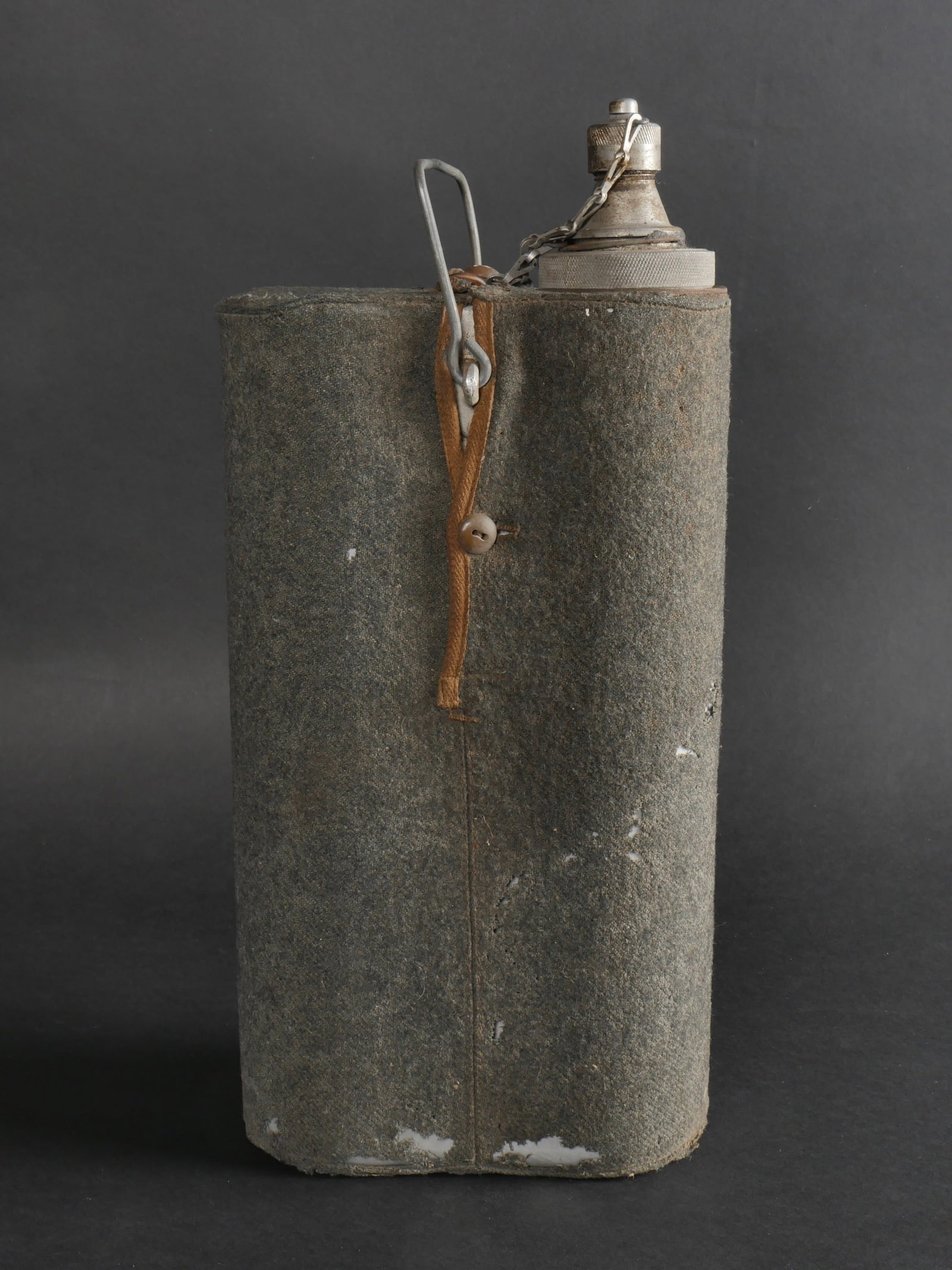 Lot d’equipements. Lot of Royal Italian Army equipment.: Lot d’equipements de l’armee Royale italienne. Comprenant trois bouteillons dont un modele peint en vert avec un grand faisceau noir sur l’un des cotes et un outil individuel pelle-pioche avec s