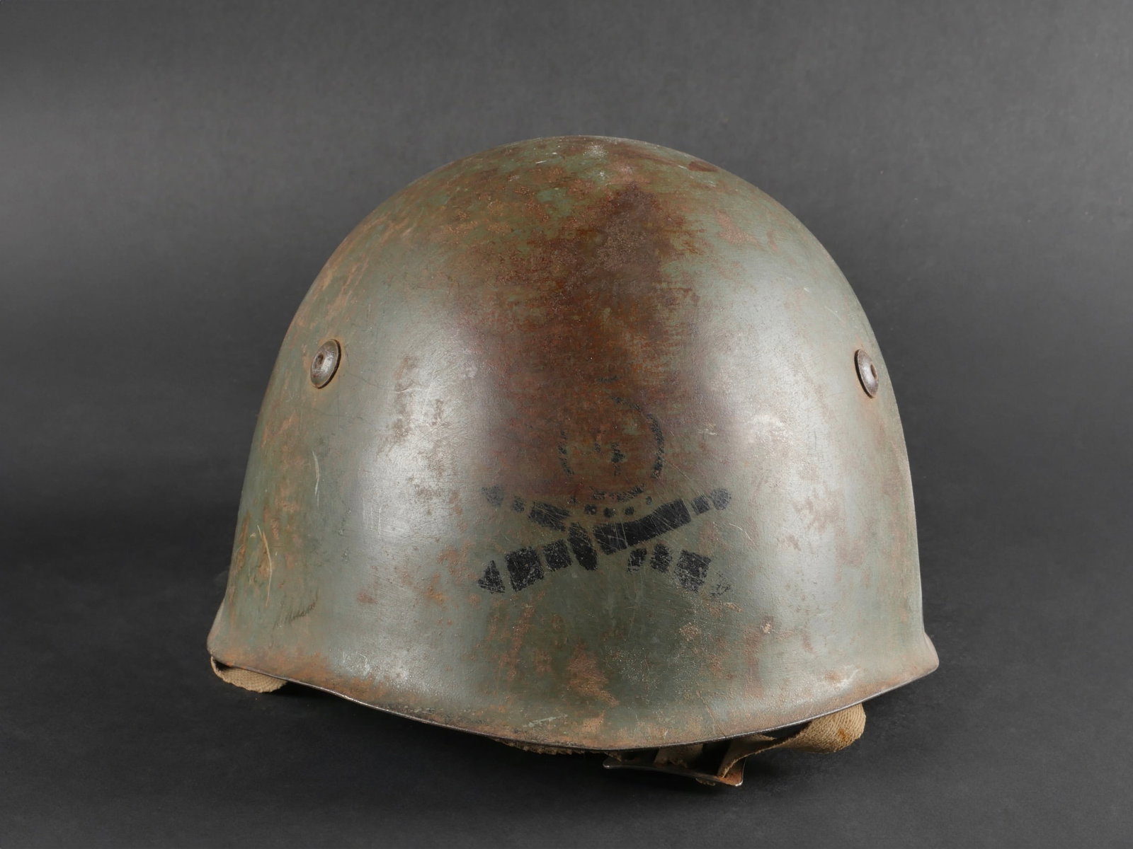 Casque italien de l’artillerie. Italian artillery helmet.: Casque italien de l’artillerie. Au modele de 1933, avec insigne frontal un peu efface peint de l’artillerie, , interieur et jugulaire posterieure. Indication nominative Bonizzoni dans le rebord in