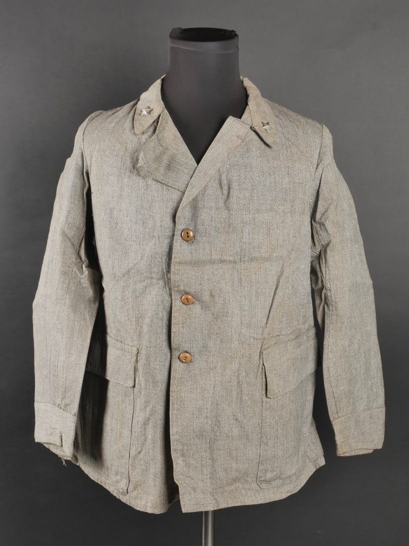 Tenue de travail de l’armee Royale italienne. Royal Italian Army work uniform.: Tenue de travail de l’armee Royale italienne. Au modele de 1935, en tissu gris comportant une vareuse a trois boutons, etoiles metalliques au col, pas de doublure et une culotte de cheval de la meme