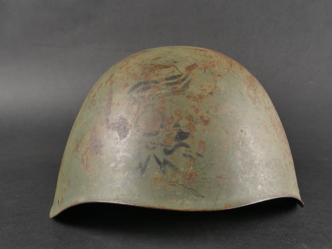 Coque de casque du genie. Engineering helmet shell.: Coque de casque du genie. Au modele de 1939 de fabrication italienne, avec l’insigne peint au pochoir du genie, peinture gris verte fortement corrodee ainsi que l’interieur. Ce casque a ete retrou