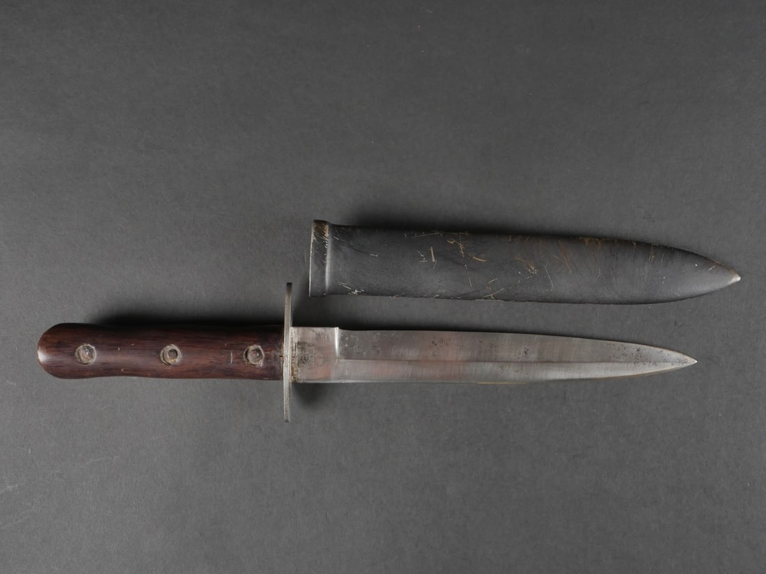 Poignard troupe. Troop dagger.: Poignard troupe. Au modele de 1938 avec un faisceau poinconne sur le talon de la lame. Etat II-. Troop dagger. 1938 model with a stamped beam on the heel of the blade. Condition II-.