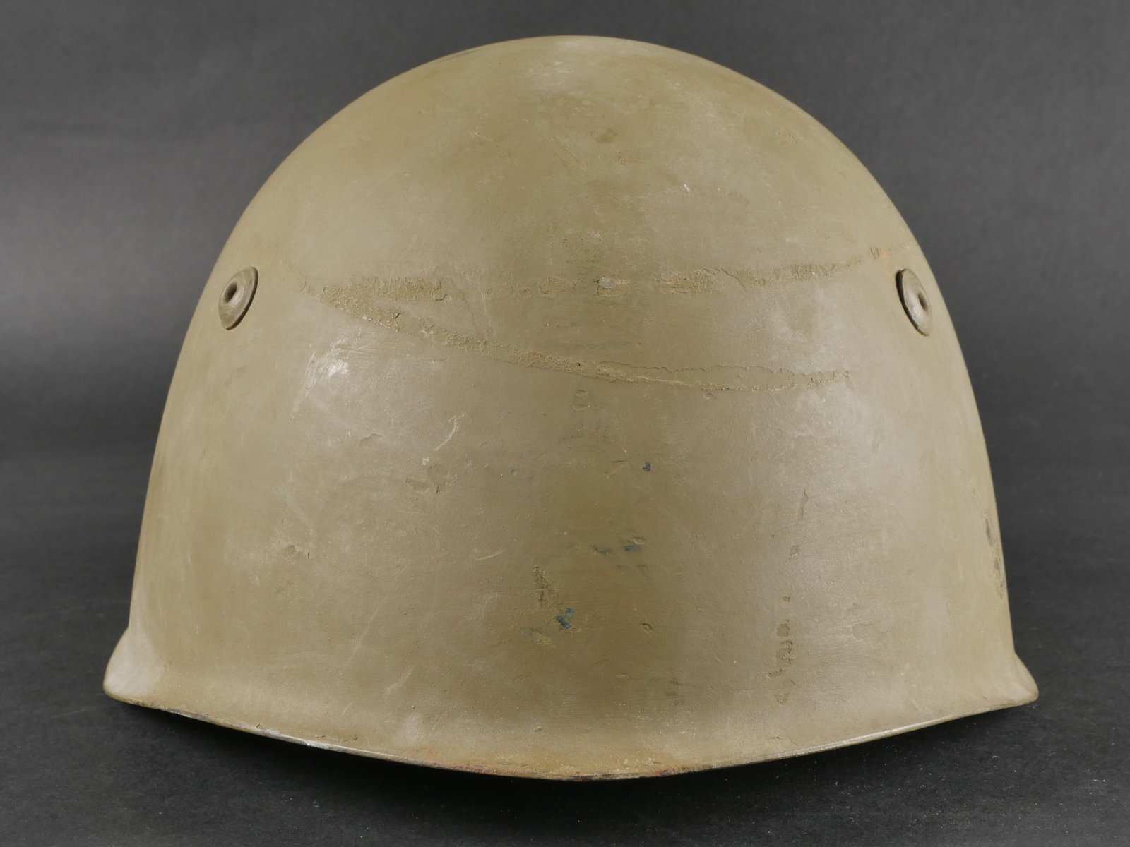 Casque de l’armee Royale italienne. Royal Italian Army helmet.: Casque de l’armee Royale italienne. Au modele de 1933, peinte en couleur vert kaki, complet avec son interieur et sa jugulaire. Manques, eclats et usures. Etat II-. Royal Italian Army helmet. 1933 m