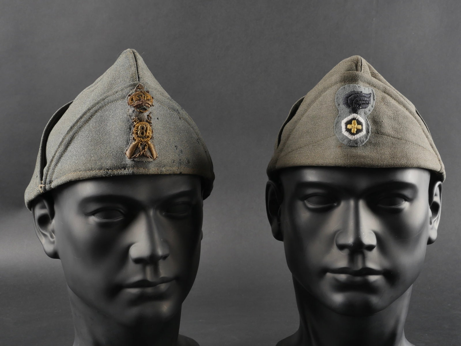 Deux calots d’officier de l’armee Royale italienne. Two Royal Italian Army officer s caps.: Deux calots d’officier de l’armee Royale italienne. Deux Bustina en drap gris-vert au modele de 1934 comprenant un commandant du 84eme Regiment d’Infanterie avec un insigne brode frontal et les 