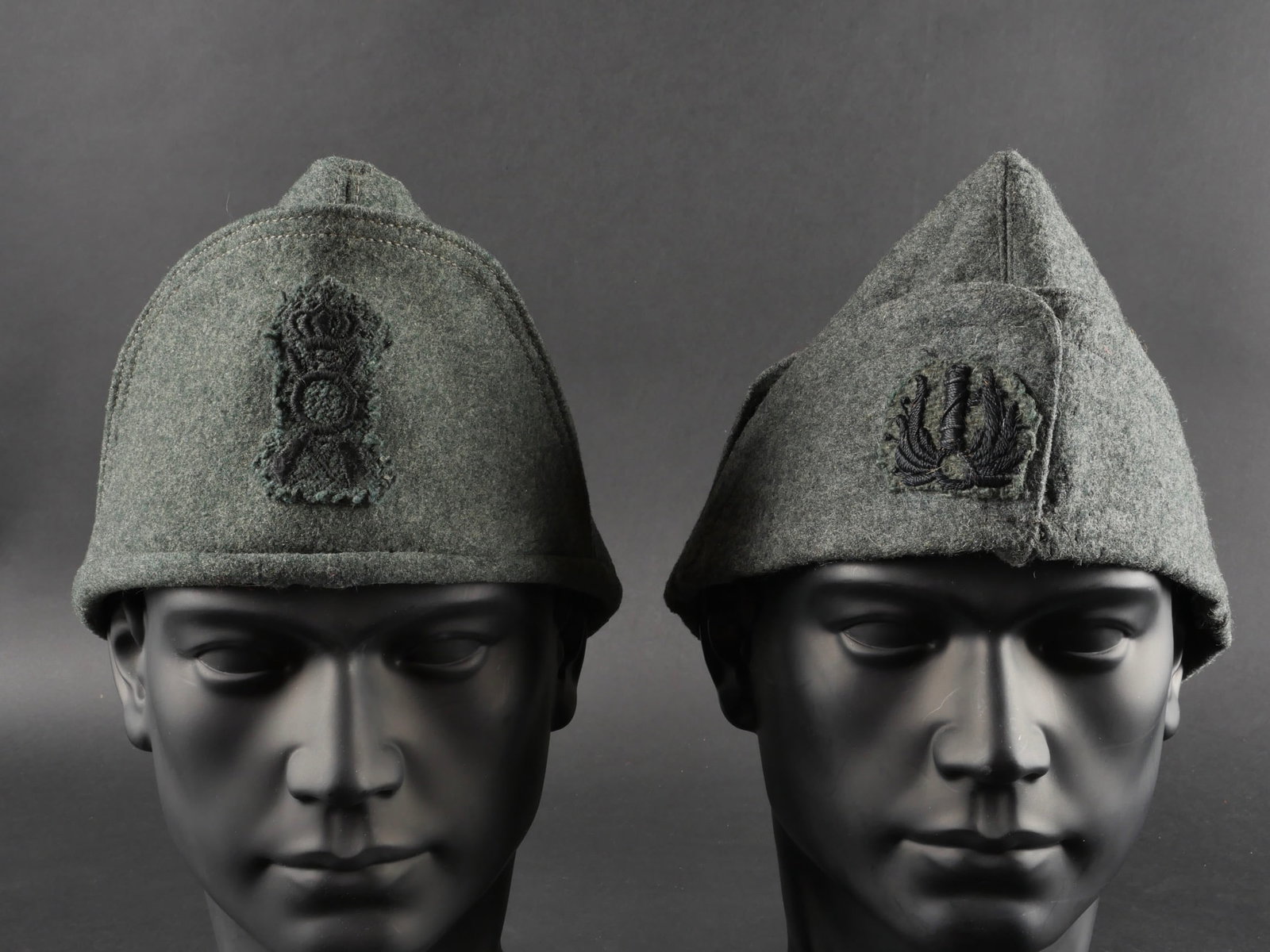 Deux calots troupe de l’armee Royale italienne. Two Royal Italian Army troop caps.: Deux calots troupe de l’armee Royale italienne. Deux Bustina en drap troupe gris vert au modele de 1934 comprenant un modele de l’Infanterie avec son insigne tisse frontal, interieur en textile bl
