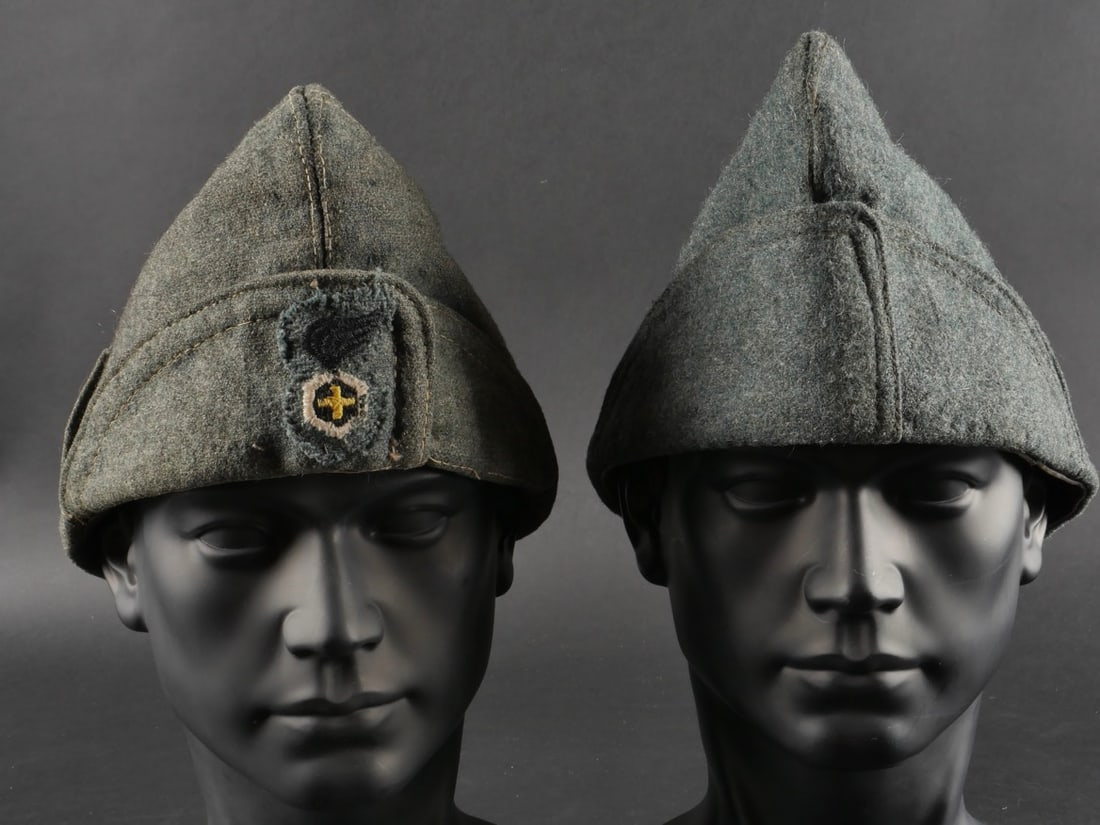 Deux calots troupe de l’armee Royale italienne. Two Royal Italian Army troop caps.: Deux calots troupe de l’armee Royale italienne. Deux Bustina en drap troupe gris vert au modele de 1934 comprenant un modele des troupes chimiques, interieur en textile gris avec tampon ovale du fab