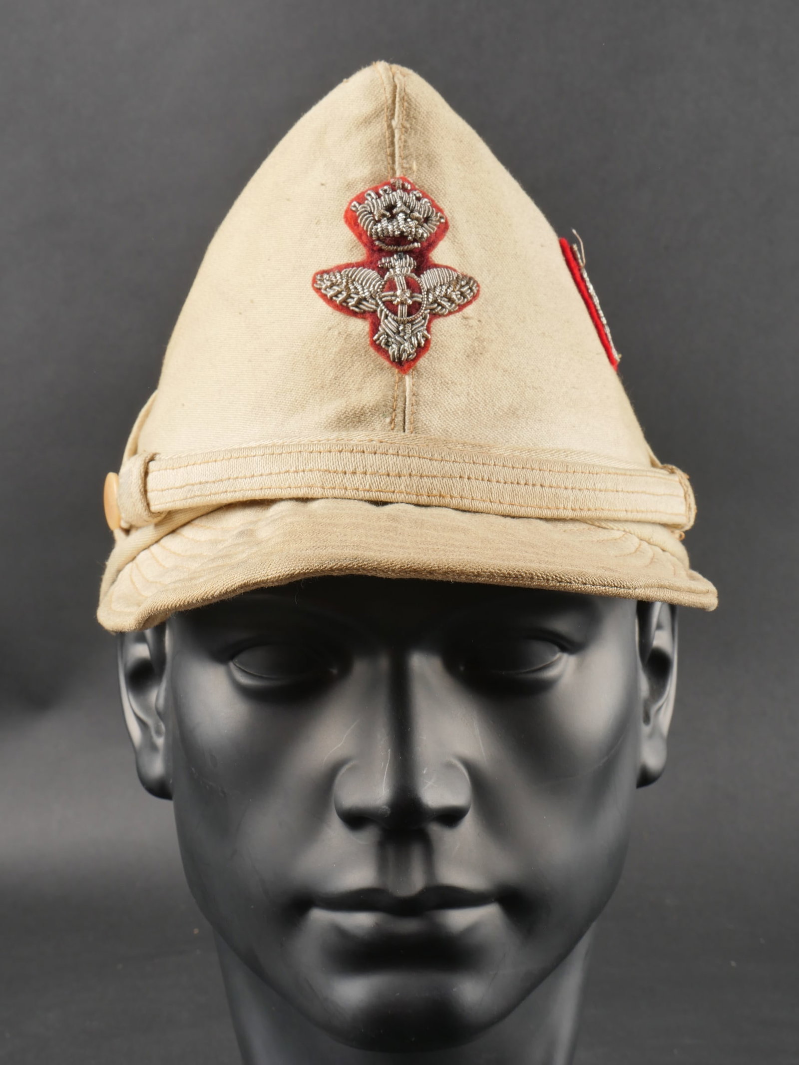 Casquette tropicale du General Giuseppe Cremascuoli. General Giuseppe Cremascuoli s tropical cap.: Casquette tropicale du General Giuseppe Cremascuoli, commandant de la Brigade d’Infanterie Sila II de la Division Brescia. En drap colonial kaki, insigne de general brode sur fond rouge, grade brode