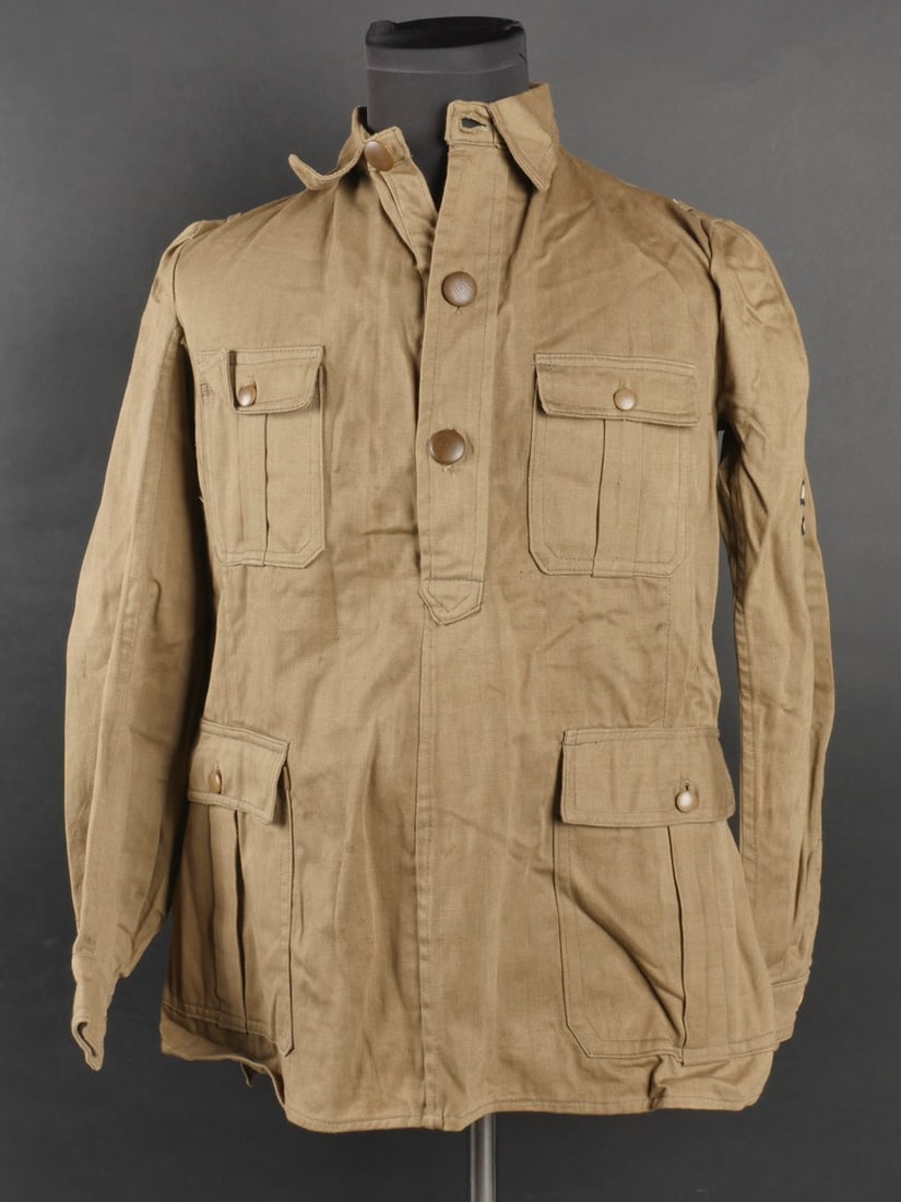Saharienne de l’armee Royale italienne. Saharienne of the Royal Italian Army.: Saharienne de l’armee Royale italienne. De couleur olive, complete avec ses boutons, sur l’une des manches a ete cousu une copie de l’insigne de bras des SS italien, pantalon court dans le meme 