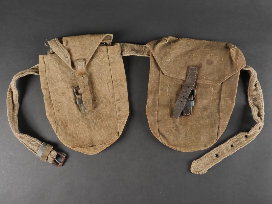 Paire de sacoche pour ceinturon de demineur parachutiste.: Paire de sacoche pour ceinturon de demineur parachutiste. Complete avec son etiquette en carton. Etat II-. Pair of pouches for parachute gunner s belt. Complete with cardboard label. Condition II-.