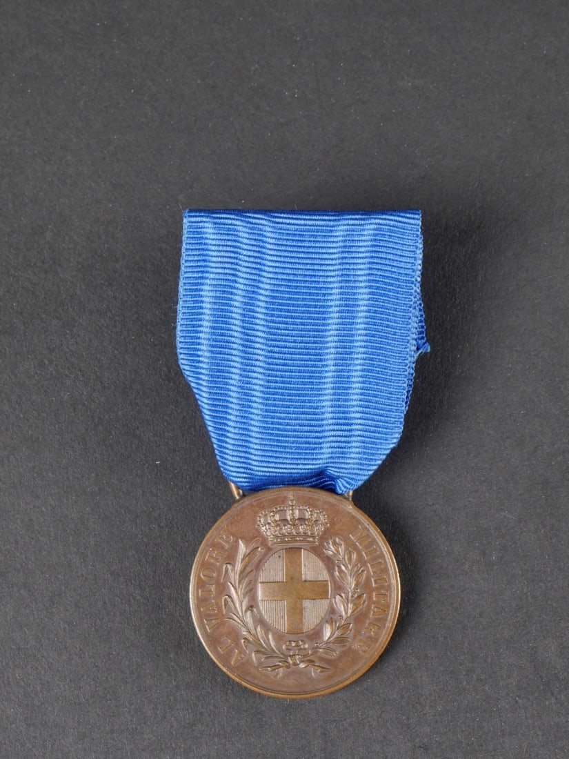 Medaille de la Valeur Militaire en bronze. Bronze Military Valor Medal.: Medaille de la Valeur Militaire en bronze. Attribuee a Pietro Rindone, pilote dans l’aviation italienne. Complete avec son ruban. Etat II-. Bronze Military Valor Medal. Attributed to Pietro Rindone,
