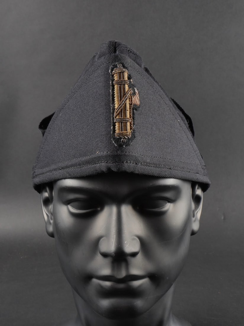 Coiffure du Parti National Fasciste. National Fascist Party headdress.: Coiffure du Parti National Fasciste. Comportant un calot de cadre du PNF en drap noir double, avec son insigne brode frontal, interieur en rayonne noire, avec bandeau de sudation en cuir et etiquette 
