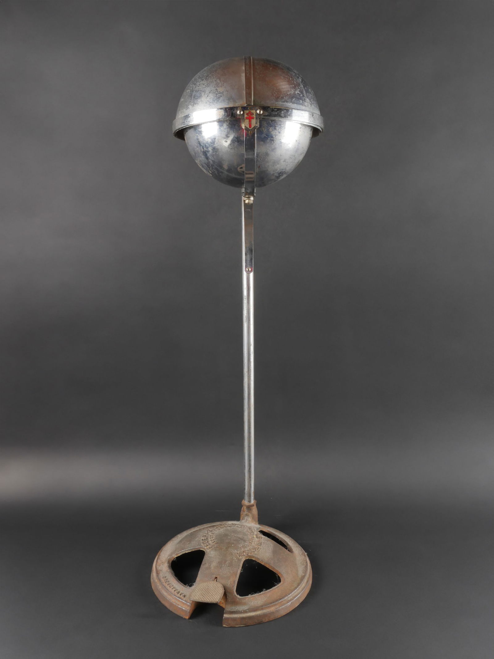 Crachoir metallique du PNF. PNF metal spittoon.: Crachoir metallique du PNF. En metal, coupe fixee sur une tige metallique, socle en fonte comportant l’inscription de la Federation Nationale Fasciste pour la lutte contre la Tuberculose. Nombreuses