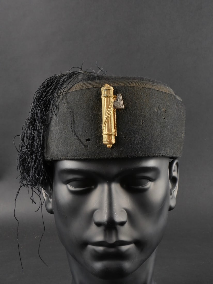 Coiffure de membre du Parti National Fasciste. National Fascist Party member s hairstyle.: Coiffure de membre du Parti National Fasciste. Comportant un Fez en feutre noir double de soie blanche, complet avec son insigne metallique et ses franges. Nombreux trous de mites, usures, coiffe inte