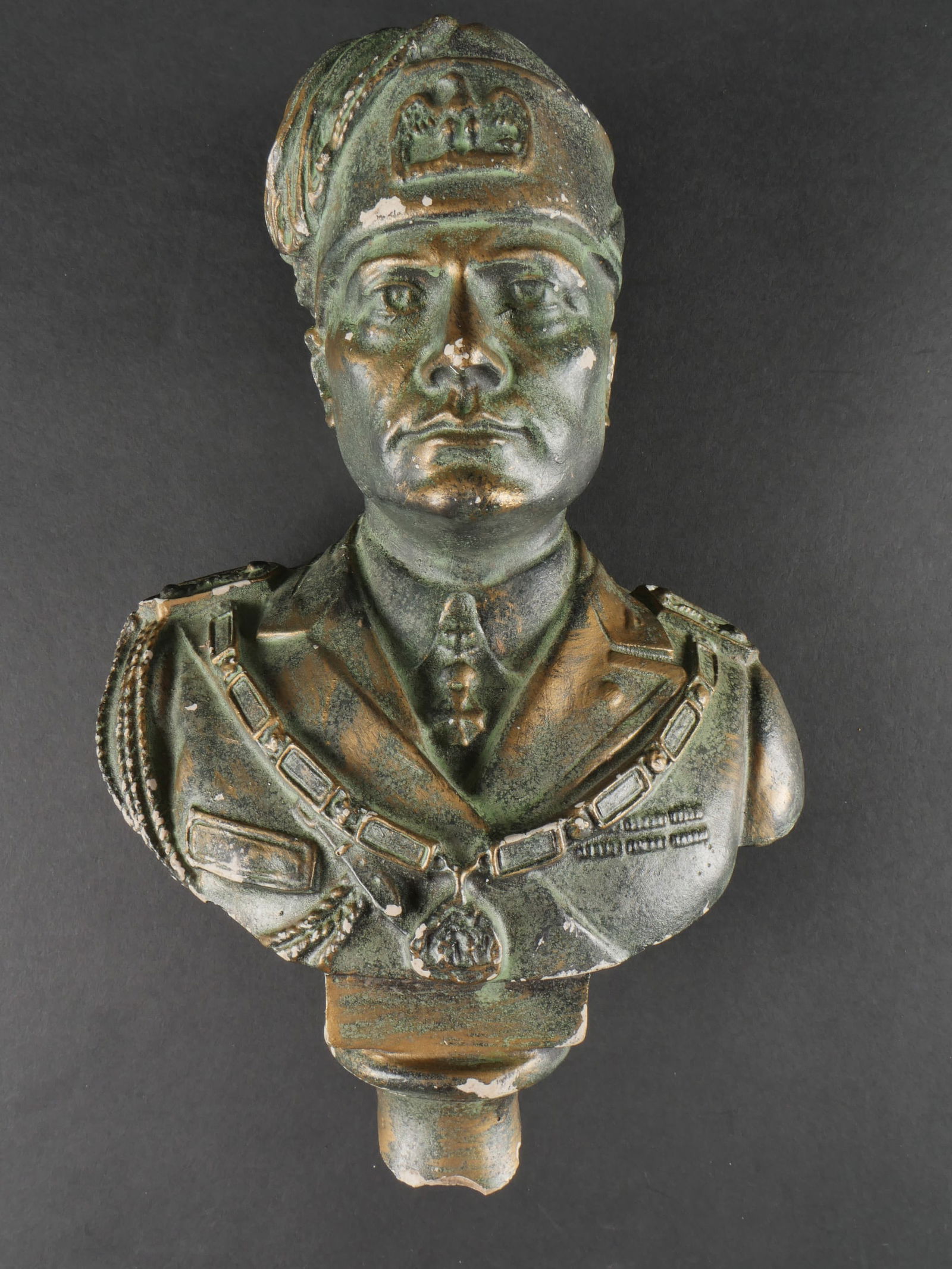 Buste de Benito Mussolini. Benito Mussolini bust.: Buste de Benito Mussolini. En platre peint, socle casse. Hauteur 29 cm, largeur 20cm. Ce buste provient de la base Betasom de Bordeaux ou il a ete recupere comme prise de guerre en 1945. Etat II-. Bus