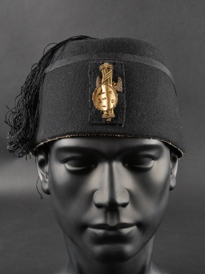 Coiffure de cadre des GIL. GIL executive headdress.: Coiffure de cadre des GIL. Comportant un fez en feutre noir, sans doublure, complet avec son insigne brode en cannetille or de cadre des Gioventu Italiana del Littorio, et ses franges. Bel etat genera