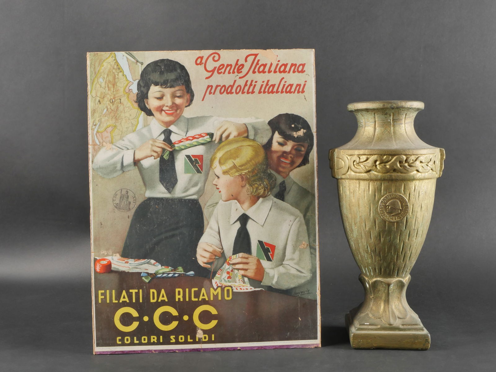 Lot du PNF. PNF lot.: Lot du PNF. Comprenant une publicite faite par Boccasile pour des produits de couture au recto et au verso un portrait de Mussolini et un vase en platre de la GIL. Etat II-. PNF lot. Including an adve