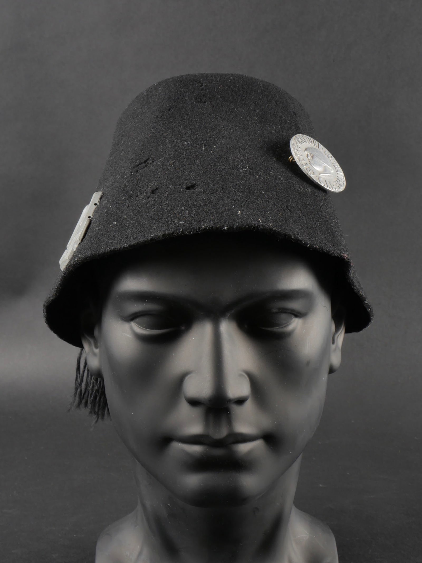 Fez des jeunesses fascistes de la GIL. Fez of the GIL fascist youth.: Fez des jeunesses fascistes de la GIL. En feutre noir avec son insigne metallique frontal, pompon, medaillon sportif au profil du Duce des Opera Balilla. Traces d’usures. Etat II-. Fez of the GIL Fa