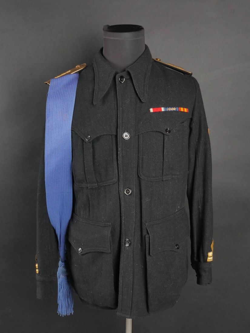 Saharienne de Capomanipolo de la MVSN detache a la GIL. Capomanipolo Saharan from MVSN seconded to: Saharienne de Capomanipolo de la MVSN detache a la GIL. En drap noir, complete avec ses pattes d’epaule metalliques, ses grades de manche, trois rubans de decorations, plaque en bakelite du personne