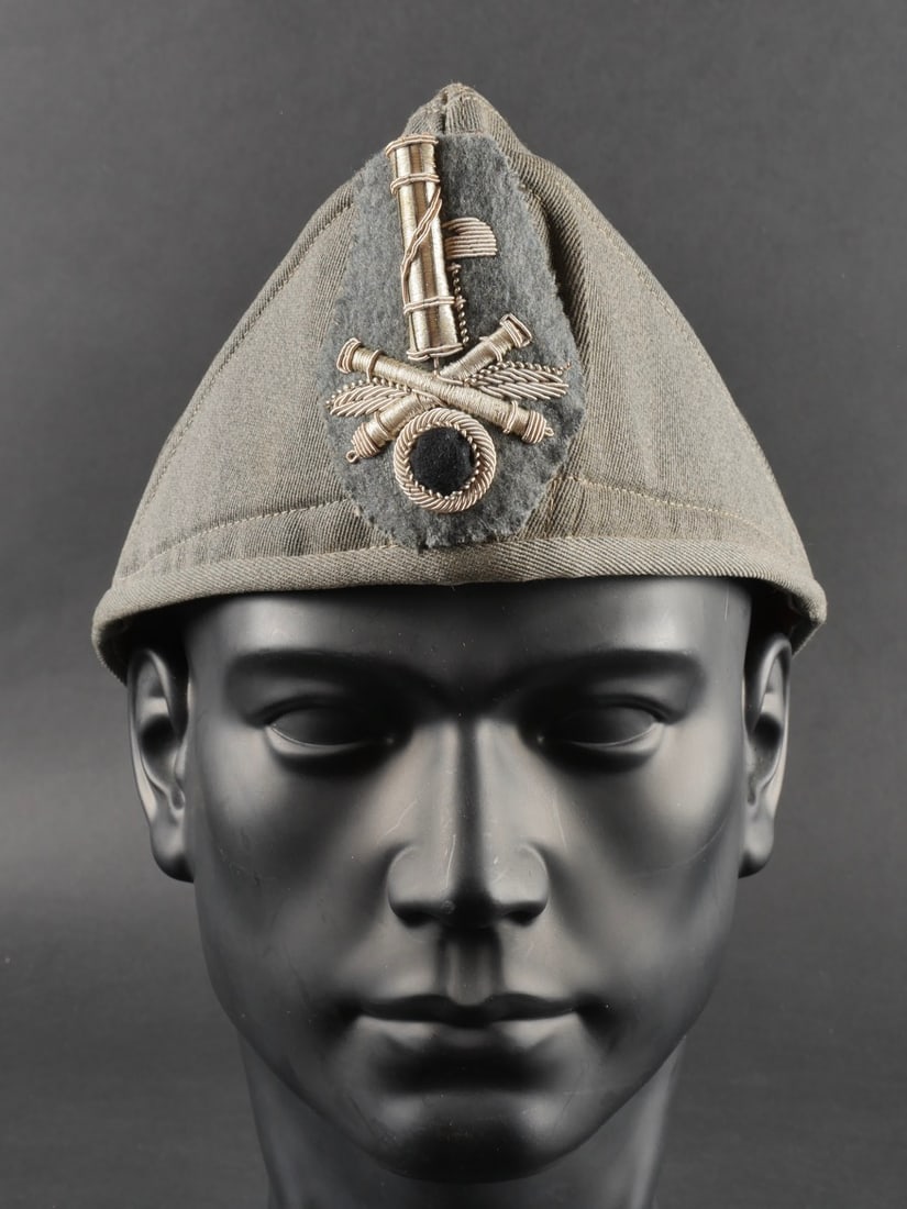 Bustina de sous-officier de la Milice anti-aerienne. Bustina for a non-commissioned officer in the: Bustina de sous-officier de la Milice anti-aerienne. En drap gris vert avec insigne argente frontal, interieur en satinette marron, bandeau de sudation en cuir marron. Etat II+. Anti-Aircraft Militia