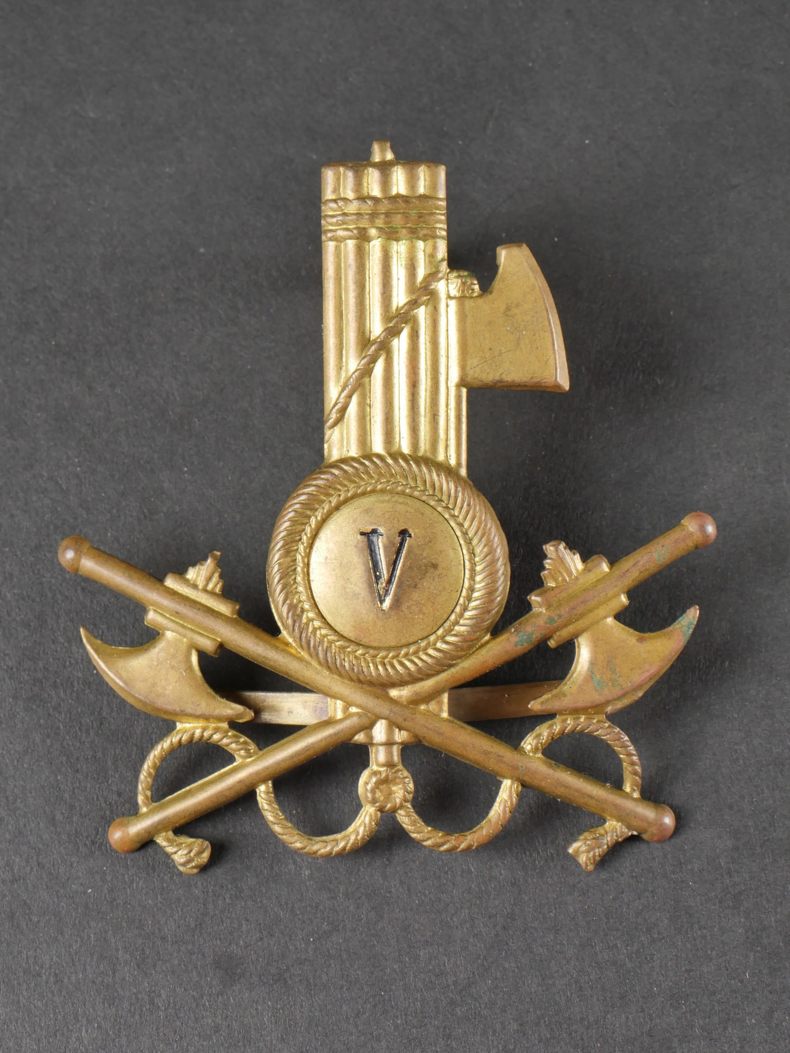 Insigne de casque tropical de la 5eme Centurie de Travailleurs de la MVSN en Afrique orientale.: Insigne de casque tropical de la 5eme Centurie de Travailleurs de la MVSN en Afrique orientale. En laiton avec ses pattes d’attache. Etat II-. Tropical helmet insignia of the 5th Centurie de Travail