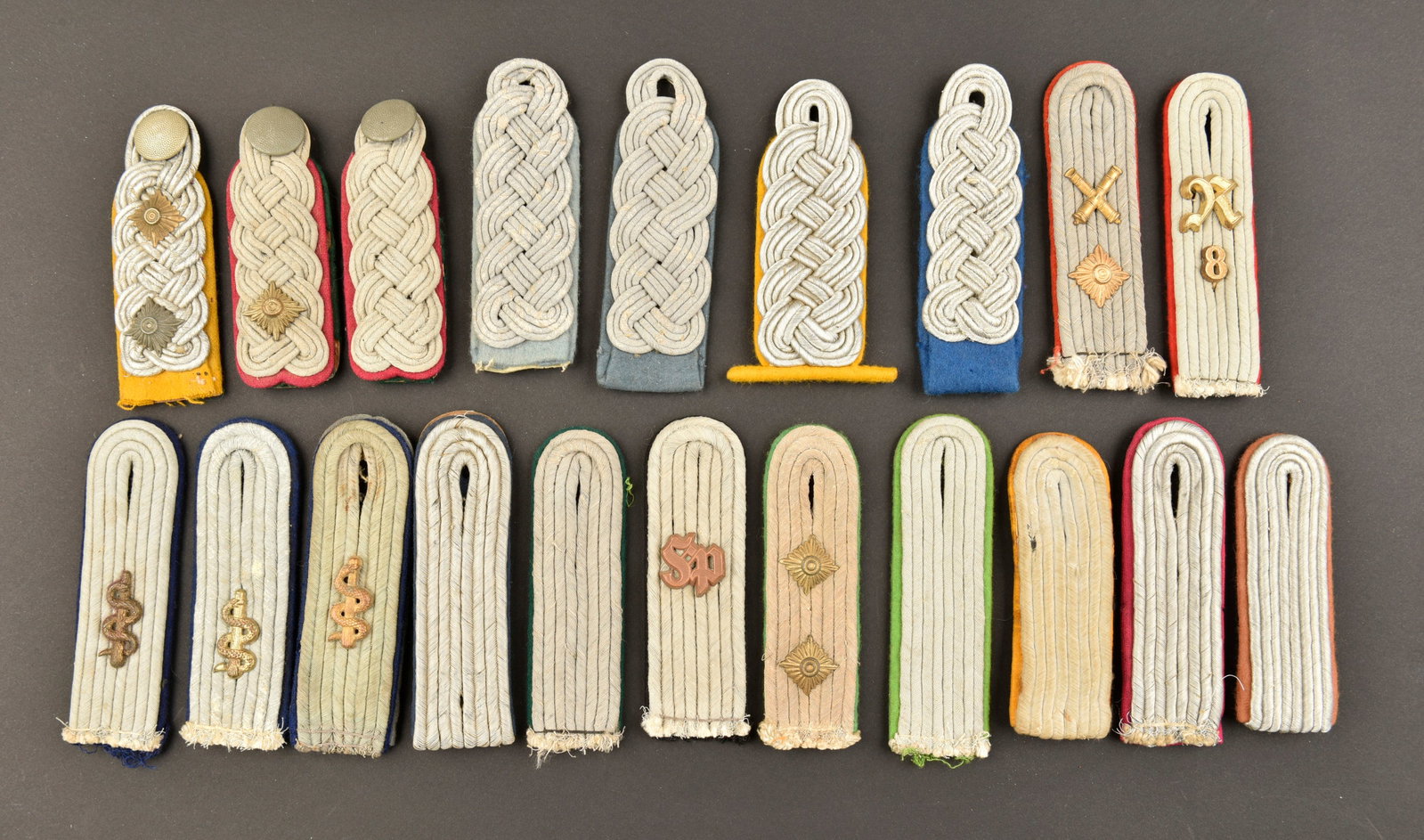 Pattes d epaule officier Heer. Heer officer shoulder straps.: Pattes d epaule officier et troupe de la Heer. Comprenant une patte d epaule de Leutnant des pionnier, lettrage SP indiquant les pionniers de Forteresse. Une paire non homogene de patte d epaule de Ma