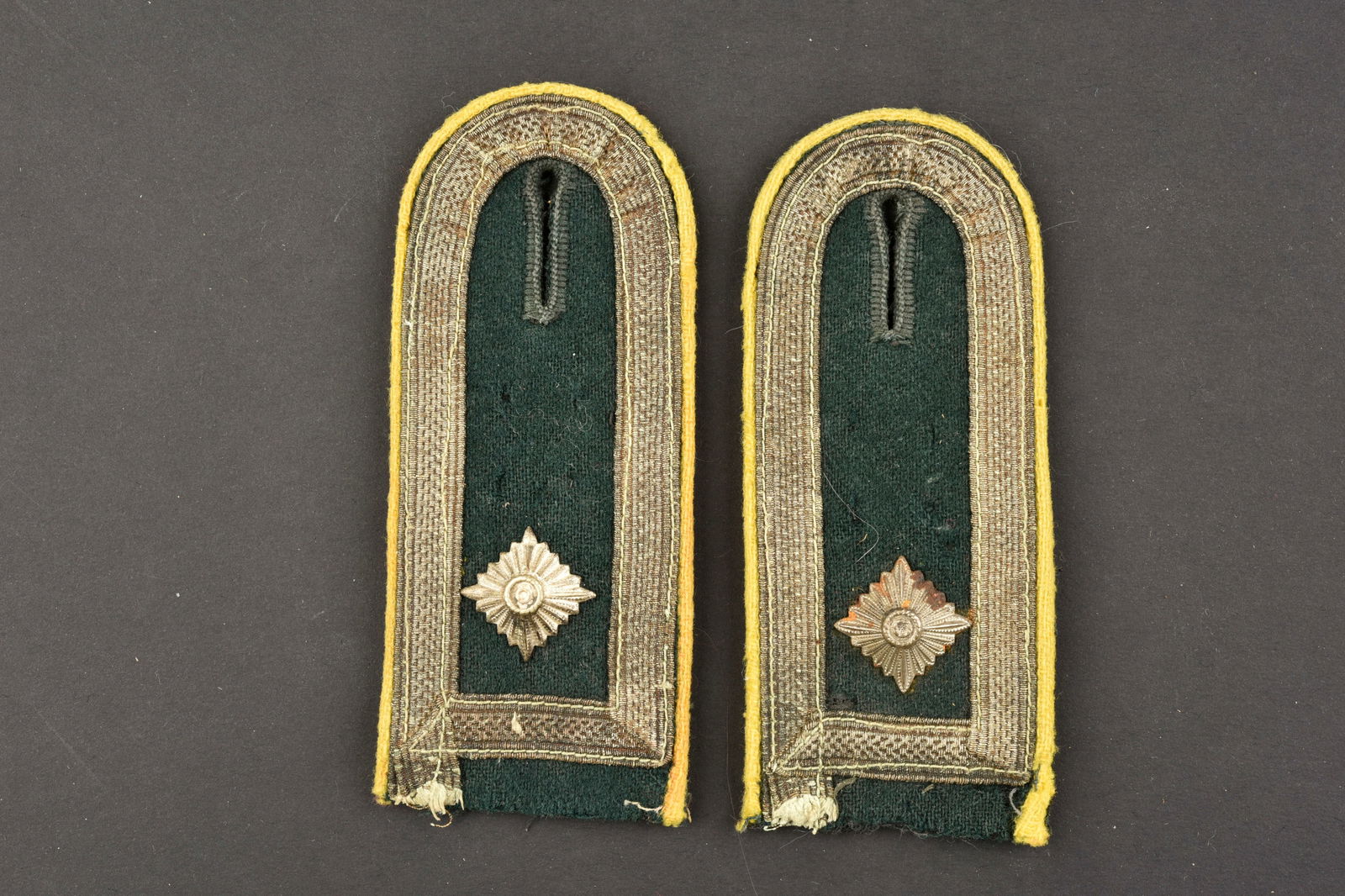 Pattes d epaule cavalerie. Cavalry shoulder pads.: Pattes d epaule cavalerie. Paire homogene. En drap vert canard, galon argent faisant le tour des pattes d epaule. Lisere jaune d or de la cavalerie. Un clou de grade metallique. Incompletes. Grades d