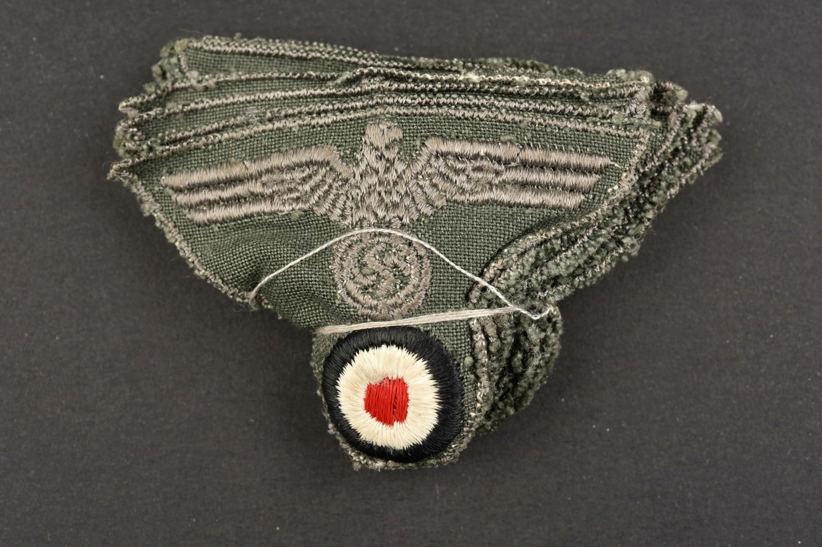 Insignes de coiffure de la Heer. Heer headgear badges.: Insignes de coiffure de la Heer. Comprenant dix insignes de calot ou de casquette M-43, tisses avec cocarde. Jamais montes et lotes d origine. A noter une usure et patine des pieces. Etat I-. Heer hea