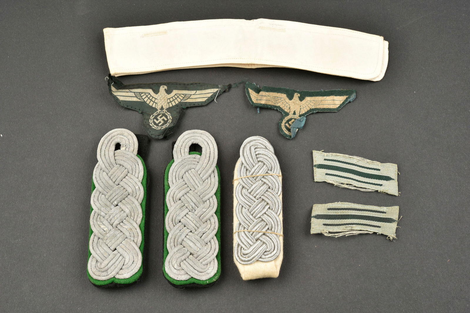 Insignes de la Heer. Heer badges.: Insignes de la Heer. Comprenant un faux col en tissu blanc sans marquages visibles. Une paire de litzen Heer, visiblement demontes d une vareuse. Deux aigles de poitrine Bevo, visiblement demontes de