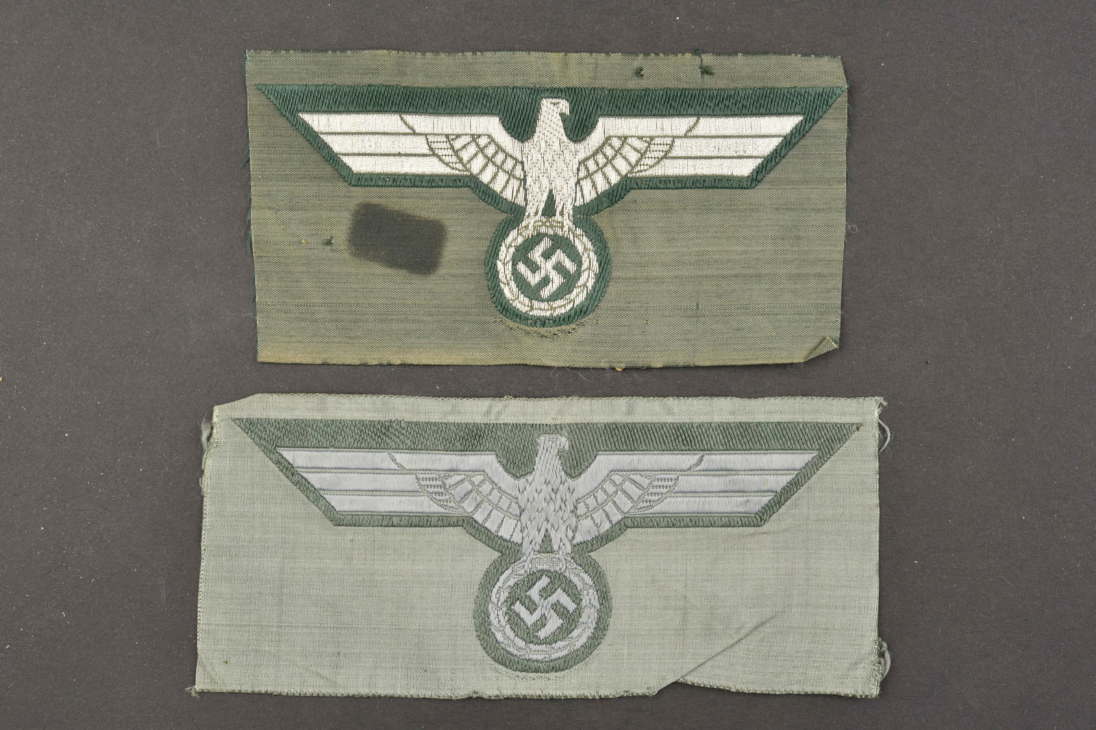 Aigles de poitrine de la Heer. Heer breast eagles.: Aigles de poitrine de la Heer. Comprenant deux modeles differents d aigle de poitrine, fabrication Bevo, jamais montes. Traces de colle au dos. A noter une certaine usure et patine des pieces. Etat II