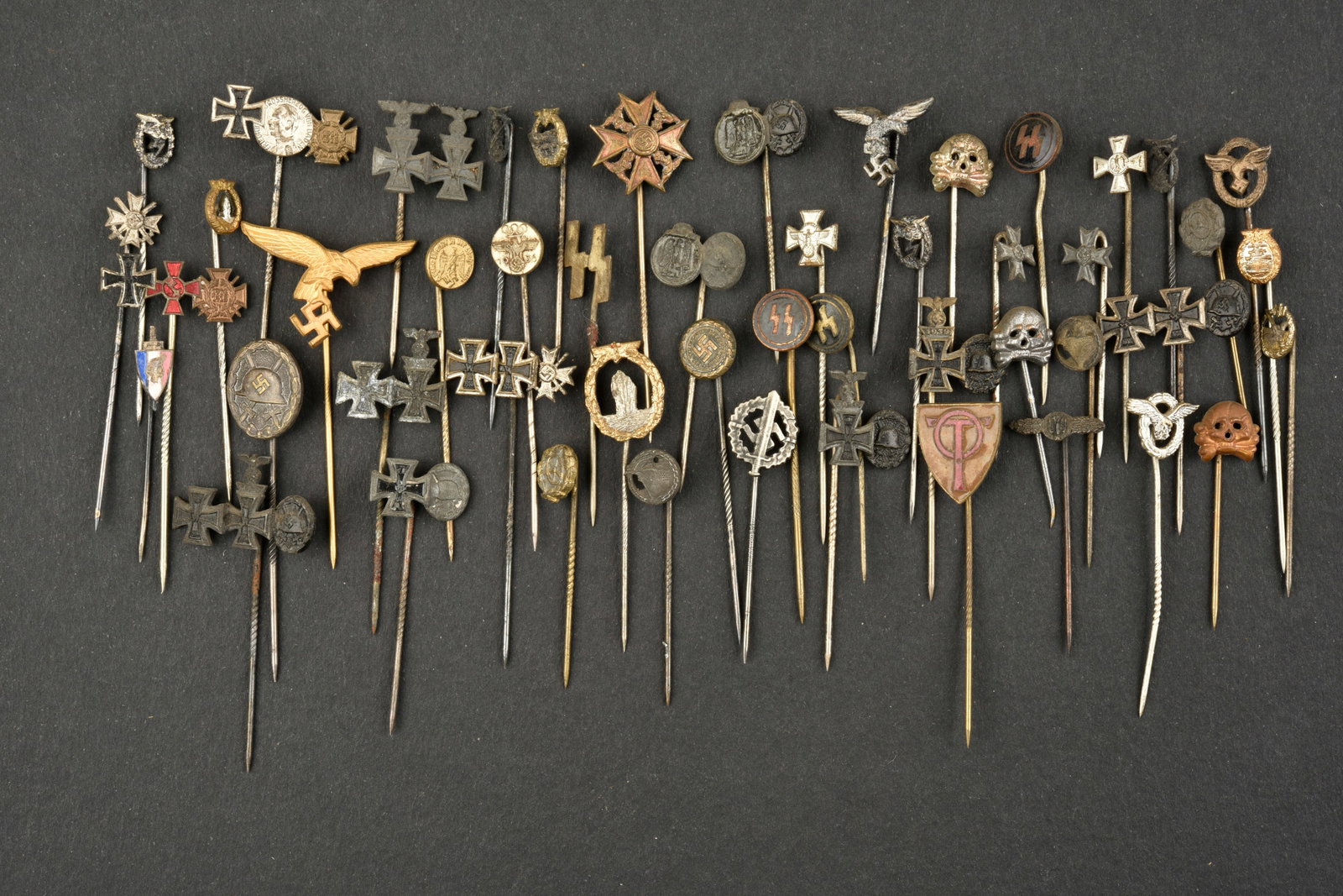 Epinglettes allemande. German pins.: Epinglettes allemande. Comprenant une epinglette representant une KVK sans glaive, complete. Une epinglette representant une tete de mort des unites blindees, complete. Une epinglette representant l i