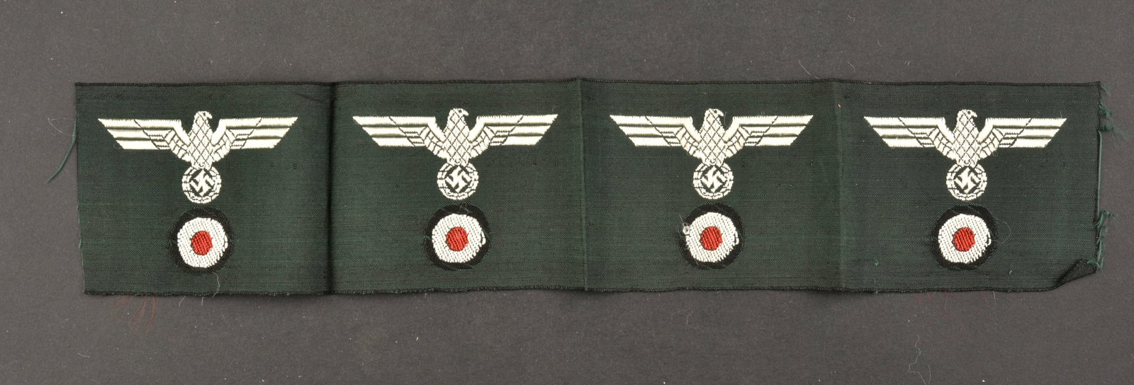 Insignes de coiffure Heer. Heer headgear badges.: Insignes de coiffure Heer. Quatre aigle Bevo avec cocarde, jamais monte, fabrication belge. A noter une certaine usure et patine des pieces. Etat II+. Heer headgear badges. Four Bevo eagles with cocka