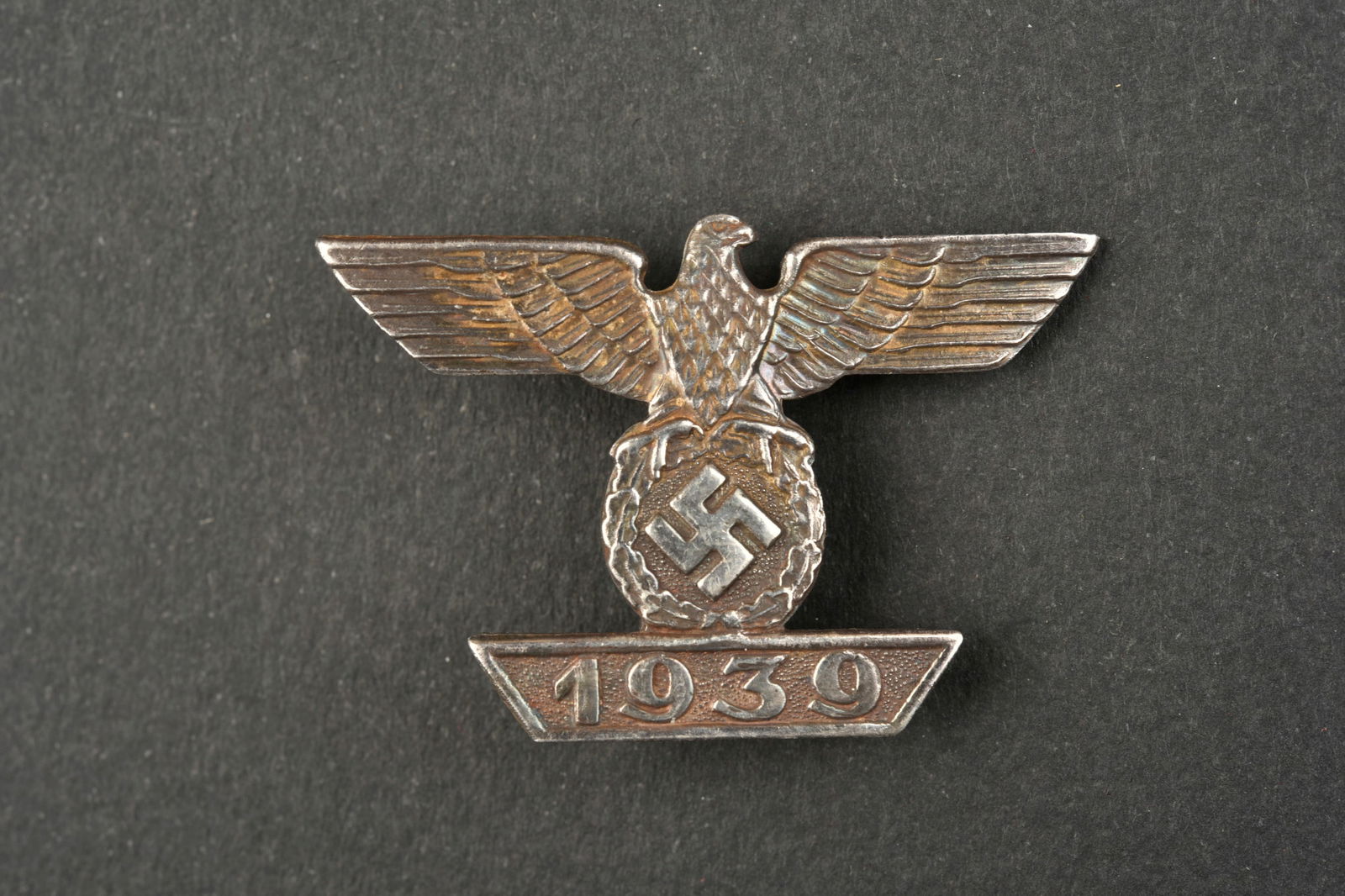 Rappel de la croix de fer. Reminder of the iron cross.: Rappel de la croix de fer. En metal, couleur argent, bien marque 1939. Attache complete. Sans marquages visibles. A noter une certaine usure et patine de la piece. Etat II+. Reminder of the iron cross