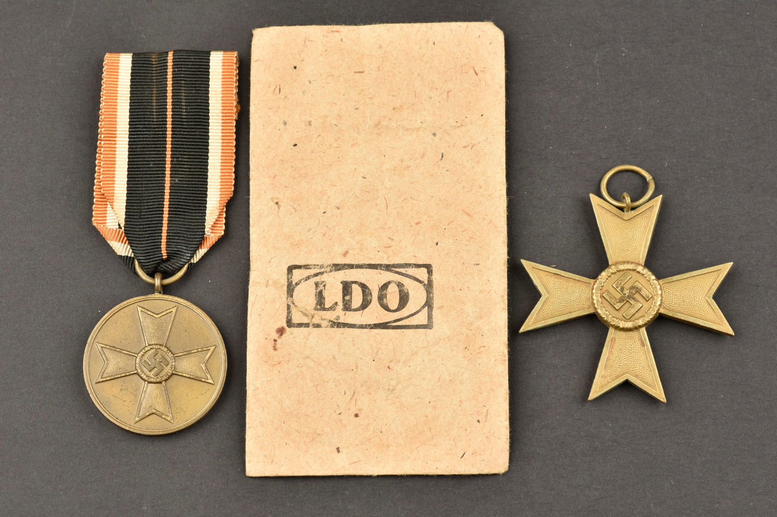 KVK.: KVK. Comprenant une KVK avec son ruban. Un sachet pour la KVK, fabrication LDO. Une KVK sans glaive, attache complete, ruban manquant. A noter une certaine usure et patine des pieces. Etat II+. KVK. I