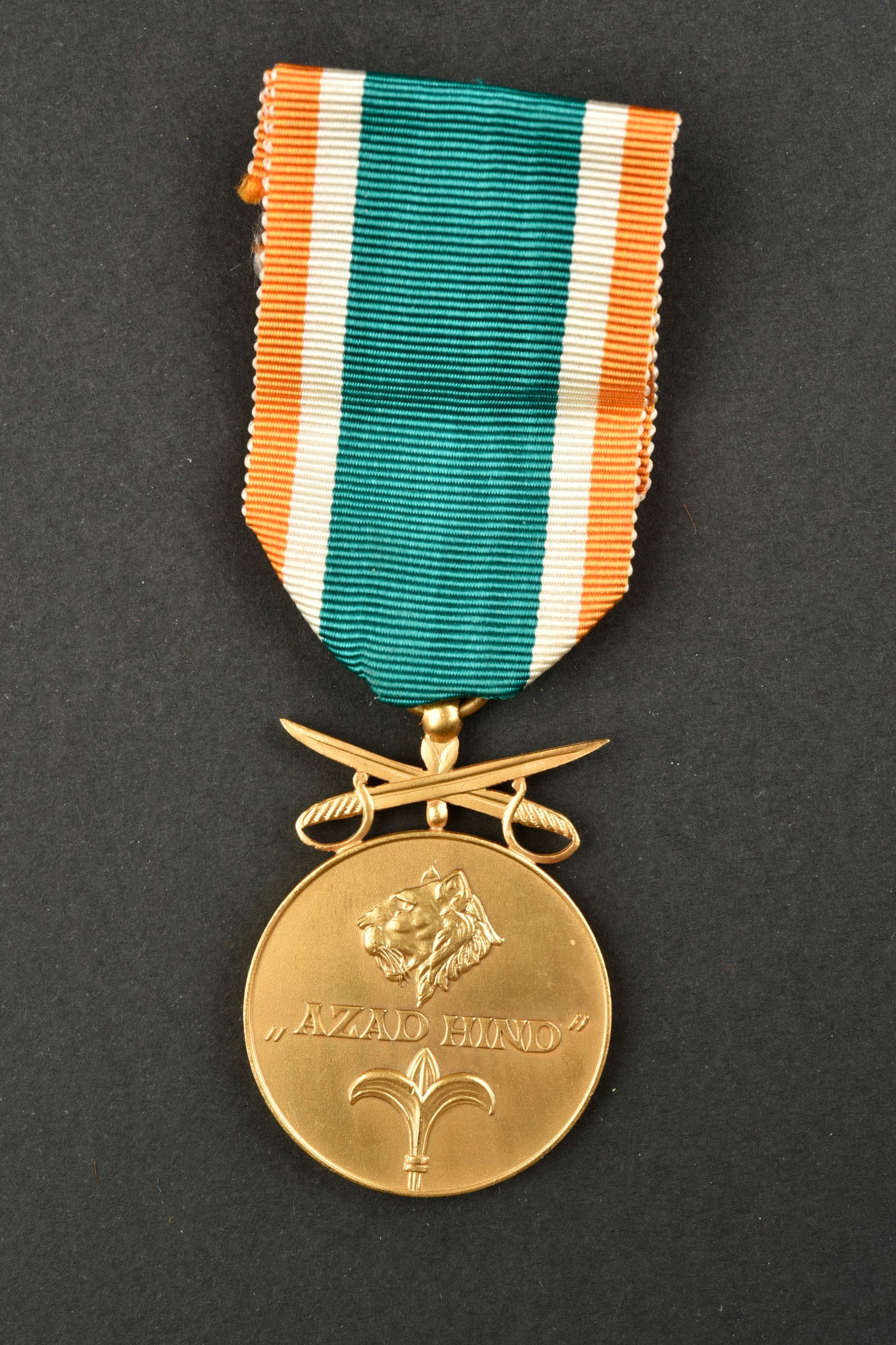 Medaille Azad Hind. Azad Hind medal.: Medaille Azad Hind. Bien marquee Azad Hind Indiens Freiheits Kampf. Ruban complet, modele disposant de glavies. A noter une certaine usure et patine de la piece. Etat II+. Azad Hind medal. Well marked