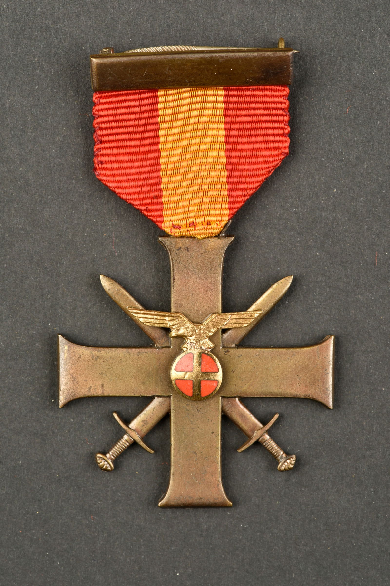 Medaille norvegienne. Norwegian medal.: Medaille norvegienne. Medaille pour la bravour avec ruban. Marquee au dos Tapper Og Tro. Attache complete. A noter une certaine usure et patine de la piece. Etat II+. Norwegian medal. Bravery medal wi