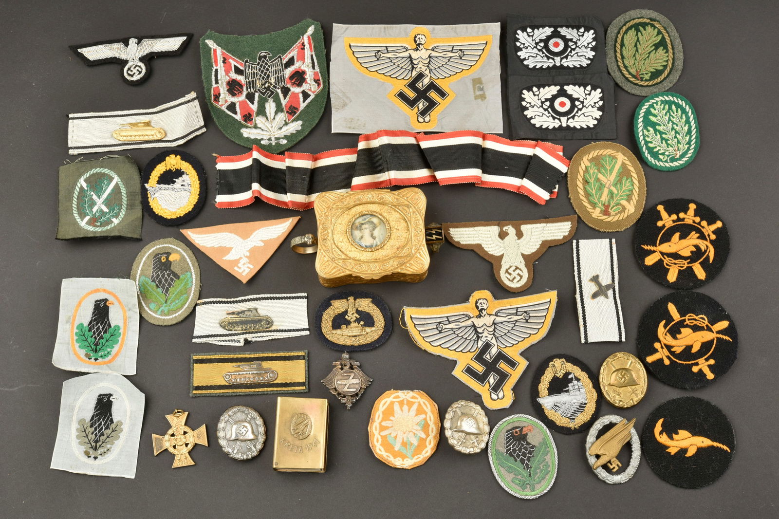 Reproductions d insignes allemand. Reproductions of German badges.: Reproductions d insignes allemand. Comprenant 38 insignes. Divers modeles et fabrication. A noter une certaine usure et patine des pieces. Anciennes reproductions. Etat II+. Reproductions of German in