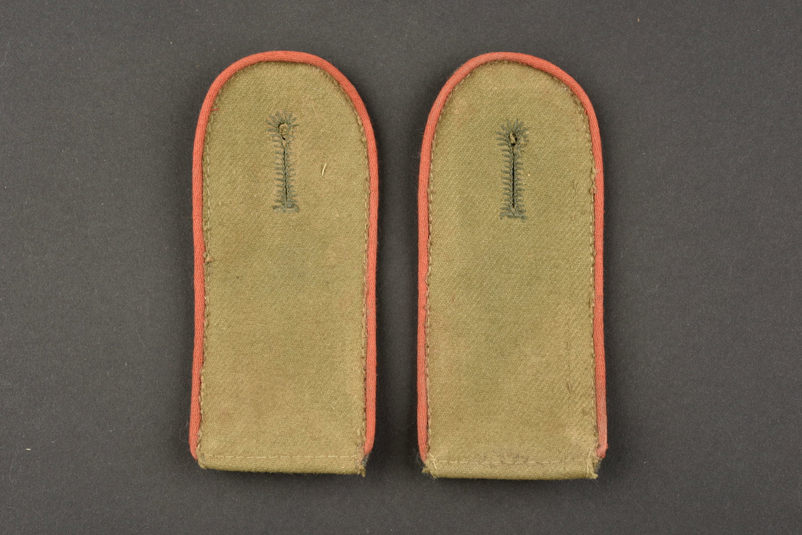 Pattes d epaule AK. AK shoulder straps.: Pattes d epaule Afrikakorps. Paire homogene en tissu coton beige, lisere orange des unites Feldgendarmerie. Dos des pieces double en drap gris/vert. L authenticite des pieces n est pas garantie. A not